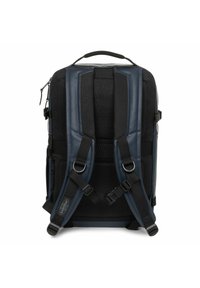 Mochila azul marino con respaldo acolchado de malla, correas ajustables, hebillas laterales y asa superior para transportar. Material liso y duradero con compartimentos.