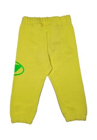 Pantaloni di cotone giallo con vita elastica, polsini affusolati e un design del logo verde sulla gamba sinistra. Texture liscia con un colore uniforme.