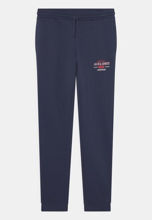 Granatowe spodnie dresowe z elastycznym paskiem i sznurkiem, z małym czerwono-białym logo "Jack & Jones Jeanswear" na lewym udzie.