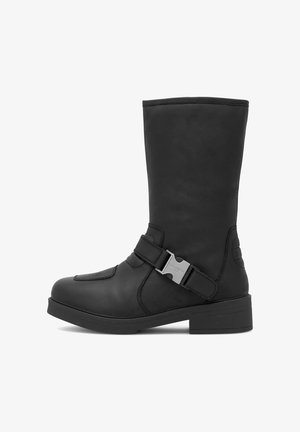 Bota alta hasta la rodilla de cuero negro con punta redondeada, tacón plano y detalle de hebilla metálica en la correa. Textura lisa con costuras mínimas.