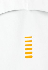 Weißer Stoff mit einer strukturierten Oberfläche, der eine vertikale Anordnung von sieben orangefarbenen, abgerundeten Streifen zeigt, die von oben nach unten in der Größe abnehmen.
