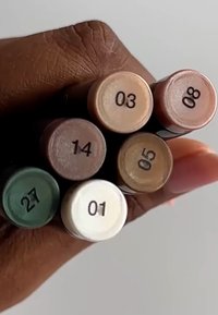 Set di sei pennarelli cilindrici in vari colori: verde (27), bianco (01), marrone (14), beige (03, 05, 08). Ognuno ha un cappuccio numerato.