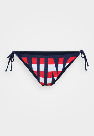Slip bikini blu navy con motivo a scacchi rosso e bianco. Lacci laterali regolabili. Lettere in grassetto che formano la parola "WIN" sulla parte anteriore.