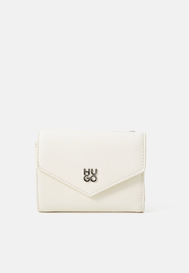 Portefeuille en cuir synthétique blanc avec une surface texturée, doté d'une fermeture à rabat, d'un design angulaire et d'un logo argenté "HUGO" à l'avant.