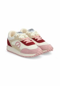 Sneakers con una combinazione di rete color crema, suede rosso e dettagli rosa. Presentano una suola testurizzata e un dettaglio del logo sul lato.