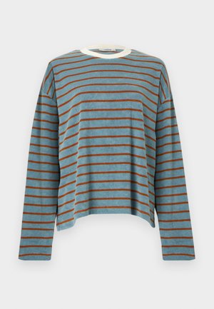 Langermet genser med rund hals, med horisontale rustrøde striper på dempet blågrønn bakgrunn og hvit kant rundt halsen.