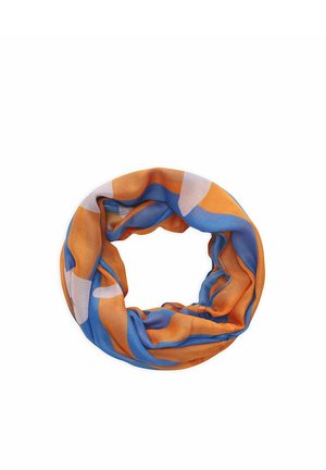 Ronde stoffen nek sjaal met oranje, blauw en beige abstract patroon, plat gelegd op een witte achtergrond.