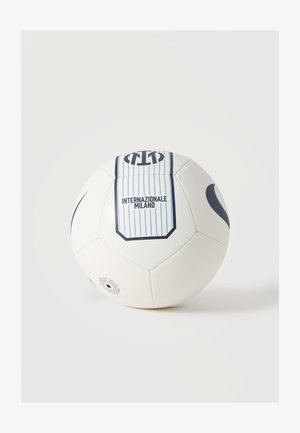 Biela futbalová lopta s čiernymi a modrými detailmi, s textom a logom "Internazionale Milano" na jednofarebnom svetlom pozadí.