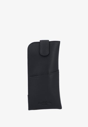 Housse de téléphone en cuir noir avec une texture lisse, une forme arrondie et une poche avant ; elle dispose d'une fermeture à rabat sur le dessus.