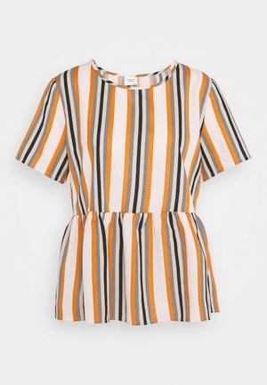 Blouse met korte mouwen met oranje, zwarte en witte verticale strepen en een geplooid taille detail op een effen achtergrond.