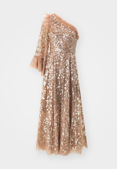 Rosa guld kjole med én gennemsigtig, palietteret ærme, flæset halsudskæring og udvidet manchet. Stoffet er struktureret med lag af glitrende palietter.