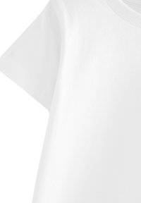 Weißes Baumwoll-T-Shirt mit kurzen Ärmeln, glatter Textur und geripptem Ausschnitt. Keine Muster oder Grafiken sind sichtbar.