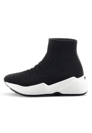 Sort strikket højtop-sneaker med hvid chunky sål og tekstureret mønster på overdelen, set fra siden på en hvid baggrund.