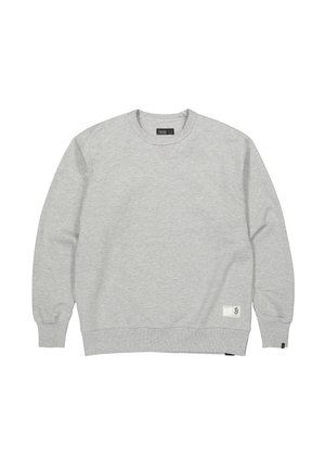 Hellgraues Sweatshirt mit Rundhalsausschnitt, langen Ärmeln, gerippten Bündchen und Saum sowie einem kleinen Markenetikett nahe dem unteren Saum auf der Vorderseite.