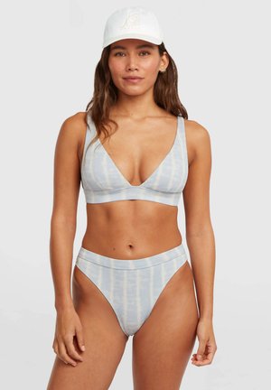 Lichtblauwe ribgebreide bikiniset met een top met diepe V-hals en een broekje met hoge taille, afgewerkt met subtiele patroonvariaties.