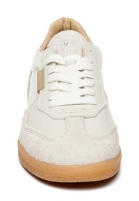 Sneaker bianco con materiali in pelle scamosciata e pelle, dettagli testurizzati, lacci rotondi e suola in gomma con design minimalista.