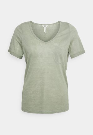Camiseta de cuello en V verde claro, de mangas cortas, con textura suave, incluye un bolsillo en el pecho, ajuste ligeramente holgado y con detalles de costura visibles.