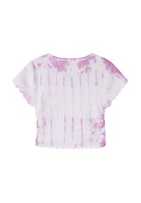 Kratší top s krátkým rukávem v bílé barvě s růžovými pruhy tie-dye. Vyznačuje se žebrovanou strukturou a vlnitými okraji na lemu a rukávech.