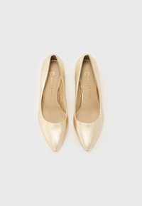 Decolté punta a stiletto in pelle metallica oro con texture liscia, caratterizzati da un décolleté basso e da un logo discreto sulla soletta. Taglia 37.