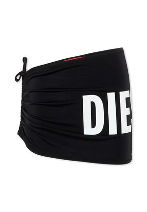 Top bandeau in tessuto nero con lati arricciati e grandi lettere bianche "DIE" parzialmente visibili sul davanti.