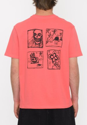 Koraalkleurig t-shirt met korte mouwen, voorzien van zwarte grafische illustraties op de achterkant met vier verschillende ontwerpen: schedel, spookhuis, pompoen en bloem.