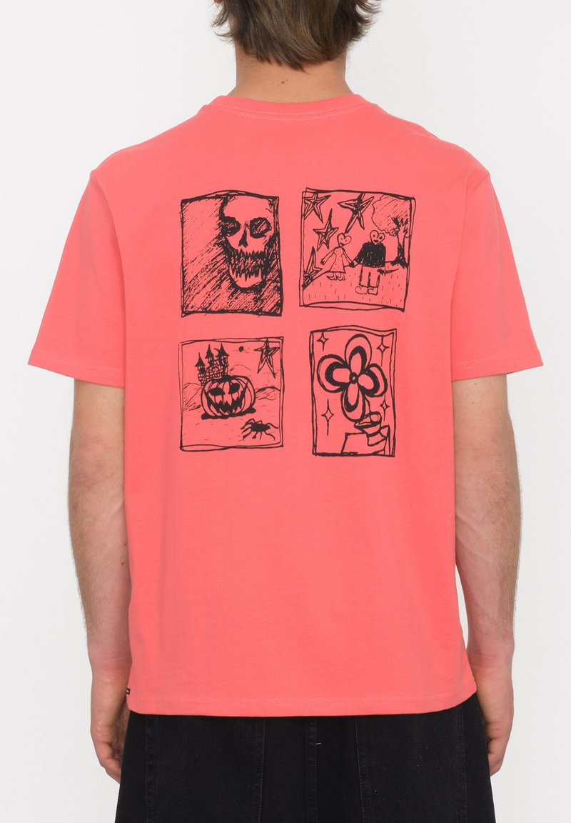 T-shirt corail à manches courtes avec des illustrations graphiques noires au dos, comprenant quatre motifs distincts : crâne, maison hantée, citrouille et fleur.