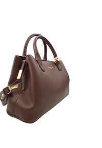 Borsa a tracolla in pelle marrone con un design strutturato, due manici superiori, dettagli in hardware dorato e una tasca laterale con zip. Compatta e dal tessuto liscio.