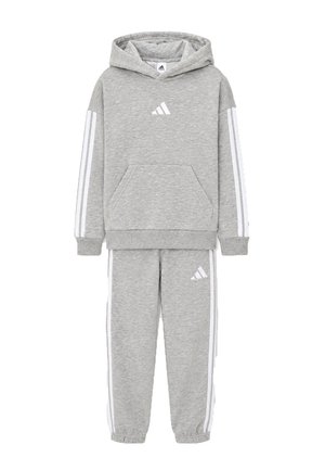 Jasnoszara bluza z kapturem i dopasowane spodnie dresowe z białymi bocznymi paskami oraz logo marki sportowej na piersi i nodze.