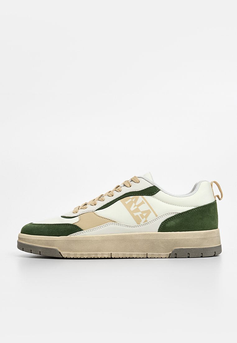Sneaker verde e crema con un accento beige, caratterizzata da una tomaia in camoscio testurizzato, design con lacci, suola piatta in gomma e dettaglio del logo.