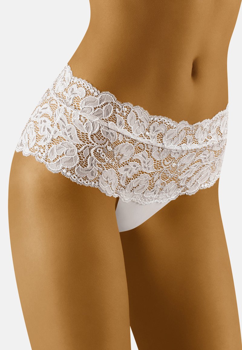 Mutande hipster in pizzo bianco con una ampia fascia in pizzo e motivi floreali, abbinate a una base bikini bianca liscia.