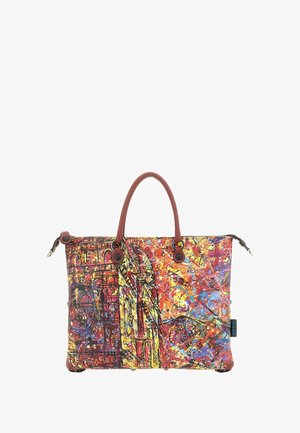 Borsa a spalla colorata con motivi astratti in rosso, arancione e blu. Realizzata in tessuto con manici in pelle marrone e dettagli in metallo nero.
