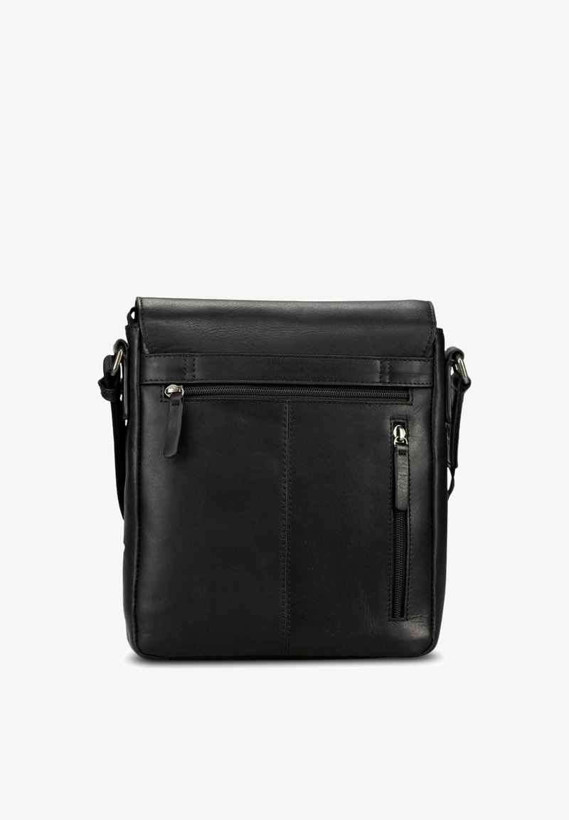 Schwarze Leder-Umhängetasche mit klappbarem Deckel, vorderer Reißverschlusstasche und verstellbarem Riemen. Glatte Textur mit minimalen Akzenten.