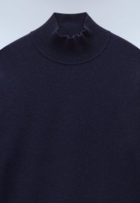 Dunkelblaues Rollkragensweatshirt mit einem gerippten Kragen, das eine weiche Textur und eine lockere Passform aufweist. Keine sichtbaren Muster oder Hardwaredetails.