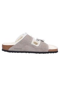 Sandal in suede grigia con fodera in pelliccia sintetica bianca, sottopiede in sughero e suola in gomma nera. Presenta una punta aperta e ritagli laterali.
