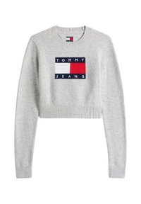 Maglione grigio corto con polsini e orlo a coste, caratterizzato da un logo rettangolare blu navy e rosso con la scritta "TOMMY JEANS" al centro sul davanti.