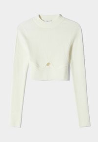 Crop top svetr v bílé ribbed tkanině; má dlouhé rukávy, vysoký límec a středový výřez. Čistý, jednoduchý design.