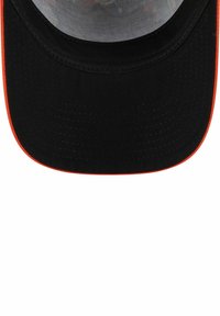 Schwarze Kappe mit einem Netzpaneel, gebogenem Schirm und orangefarbener Naht entlang der Kante. Das Design zeichnet sich durch eine schlichte, funktionale Form aus.