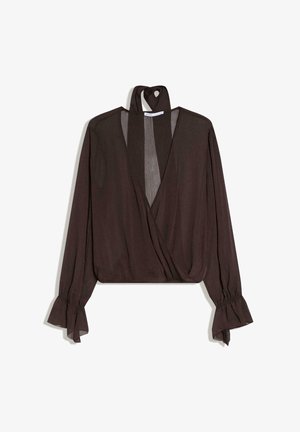 Blusa marrone scuro a maniche lunghe con scollo a V profondo e chiusura incrociata sul davanti, tessuto trasparente, polsini svasati e dettaglio collo con laccio.