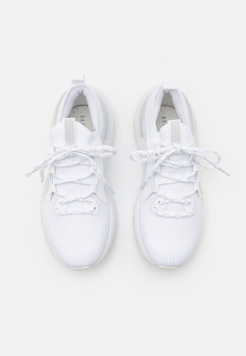 Un paio di scarpe da ginnastica bianche in mesh con lacci allacciati, viste dall'alto su uno sfondo bianco semplice.