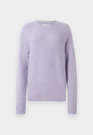 Miękki sweter crewneck w odcieniu lawendy z prążkowanymi mankietami i dolnym ściągaczem, o puszystej fakturze.