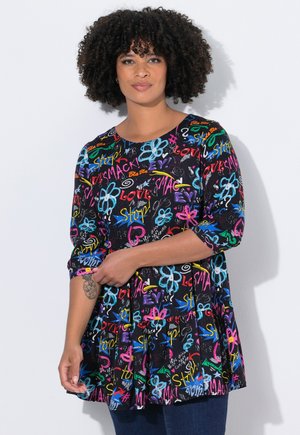Tunique noire avec un texte de style graffiti coloré et des motifs floraux. Dotée d'un col rond et de manches trois-quarts, confectionnée dans un tissu léger.