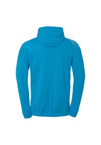 Blauwe capuchonjack met een gladde textuur, elastische boorden en een zoom, met een geperforeerd patroon op de rechter schouder.