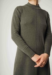 Langärmliges, olivgrünes Kleid aus geripptem Strickstoff, mit einem hohen Ausschnitt und einer geraden Silhouette, die über subtile Nähte verfügt.