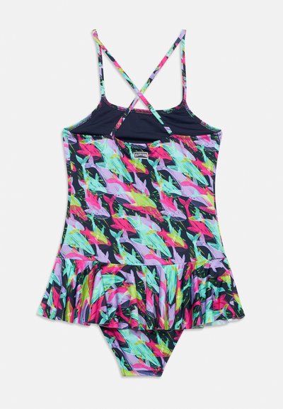 Ολόσωμο μαγιό για κορίτσια με φούστα βολάν και πολύχρωμο σχέδιο με καρχαρίες, με σταυρωτούς ιμάντες στους ώμους και ετικέτα του εμπορικού σήματος στο πίσω μέρος.