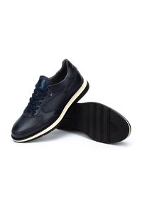 Mornarske kožne tenisice s elegantnim dizajnom, s vezanjem, kontrastnom slonovačastom potplatom i teksturiranim gumiranim potplatom za dobar zahvat.