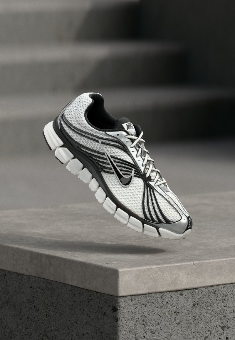 ZOOM SKYLON 11 summit white/metallic silver-coloured/black/light smoke grey/white