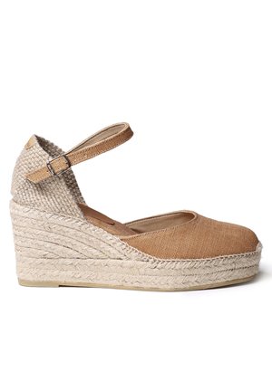 Chaussure espadrille compensée avec plateforme en jute tissé, tige en toile marron clair et bride de cheville ajustable avec boucle sur fond blanc.