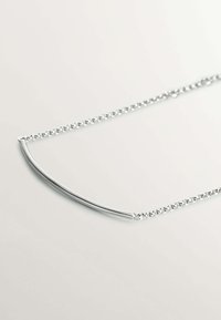 Collar de plata con un colgante de barra de metal curvada, unido a una cadena de eslabones, que presenta una superficie lisa y pulida y un diseño minimalista.