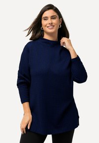 Top blu navy, testurizzato, con colletto a imbuto e maniche lunghe. Il design presenta un piccolo motivo ripetitivo e una vestibilità morbida.