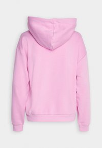 Vue de dos d'un sweat à capuche uni rose clair avec manches longues et poignets et ourlet côtelés.